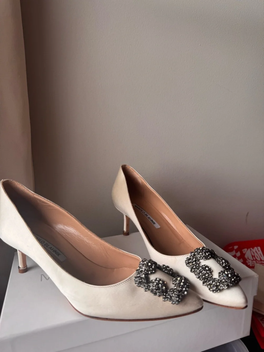 Manolo Blahnik Cream Satin pumps - Picture 4 of 13